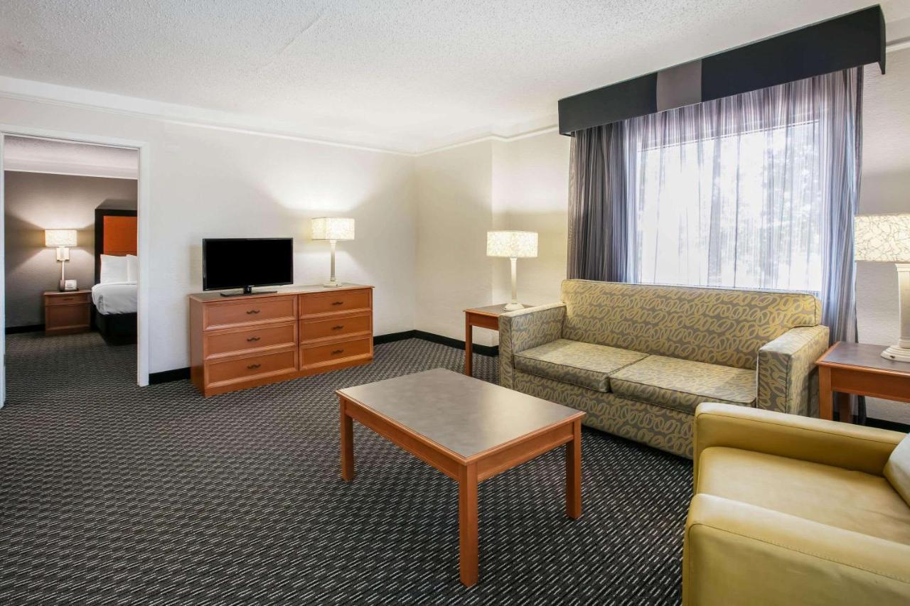La Quinta Inn By Wyndham Dallas Uptown Bagian luar foto