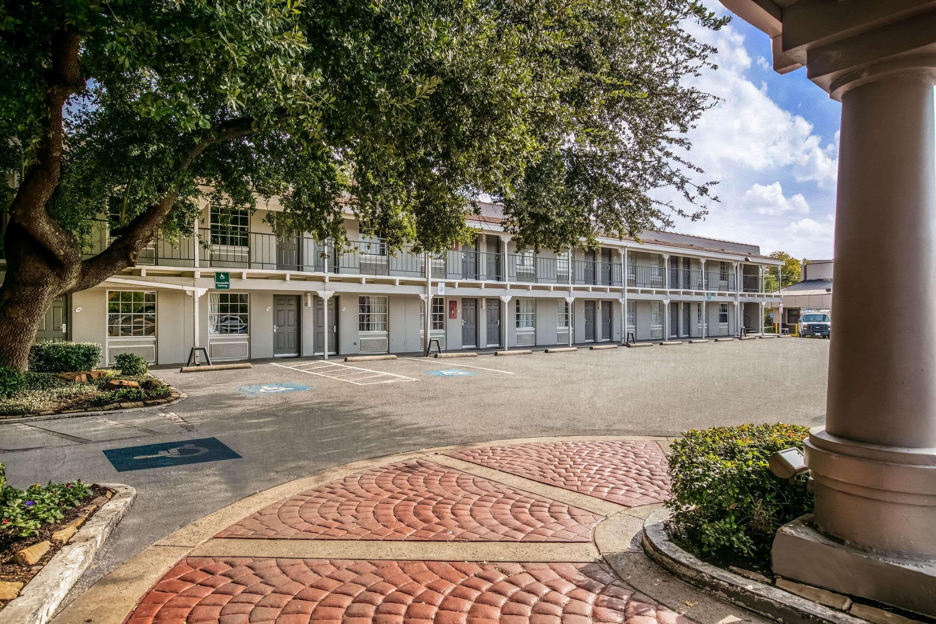 La Quinta Inn By Wyndham Dallas Uptown Bagian luar foto