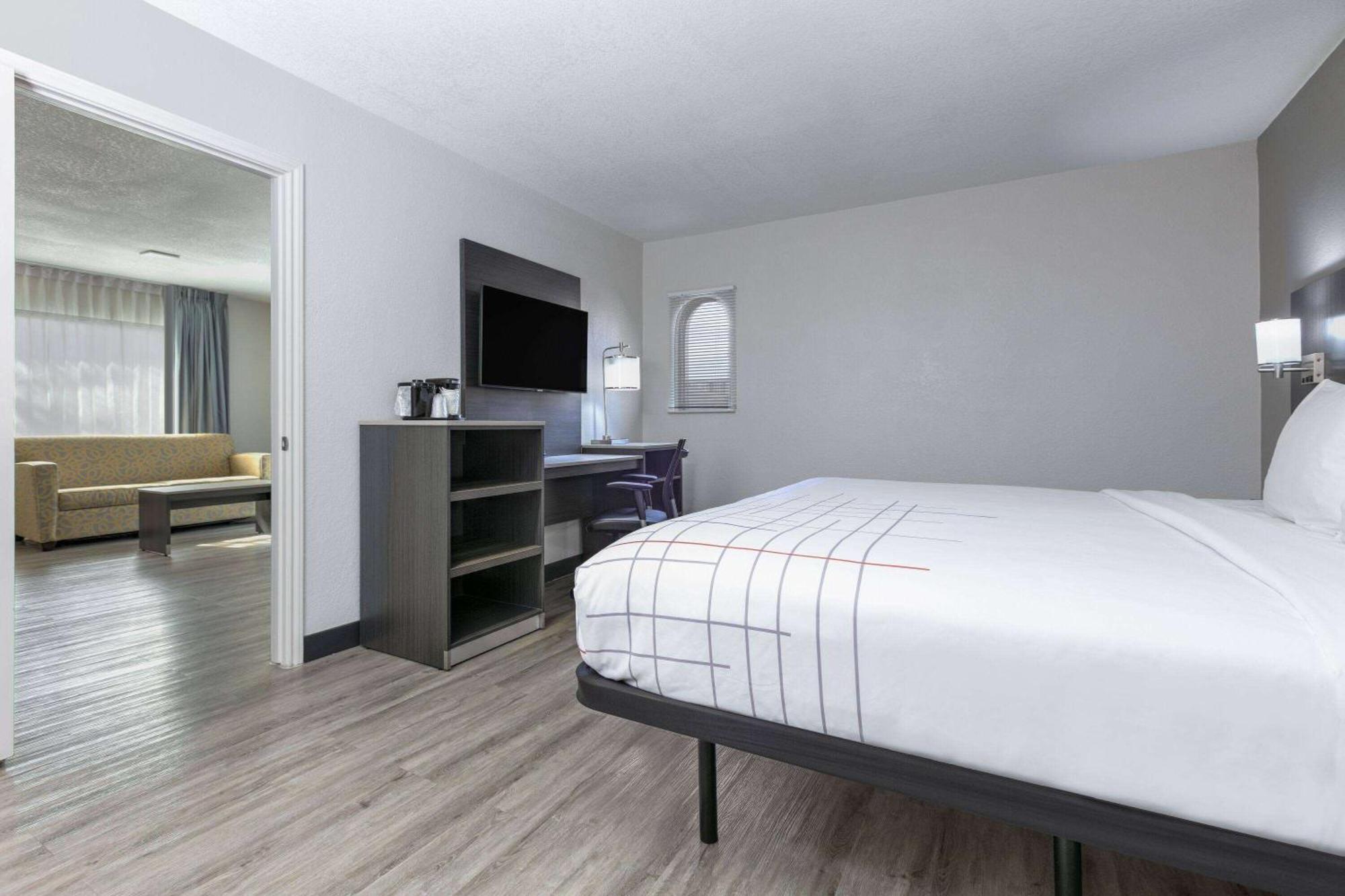 La Quinta Inn By Wyndham Dallas Uptown Bagian luar foto