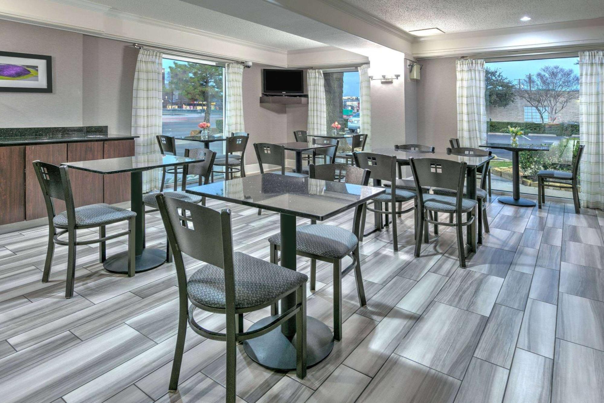 La Quinta Inn By Wyndham Dallas Uptown Bagian luar foto