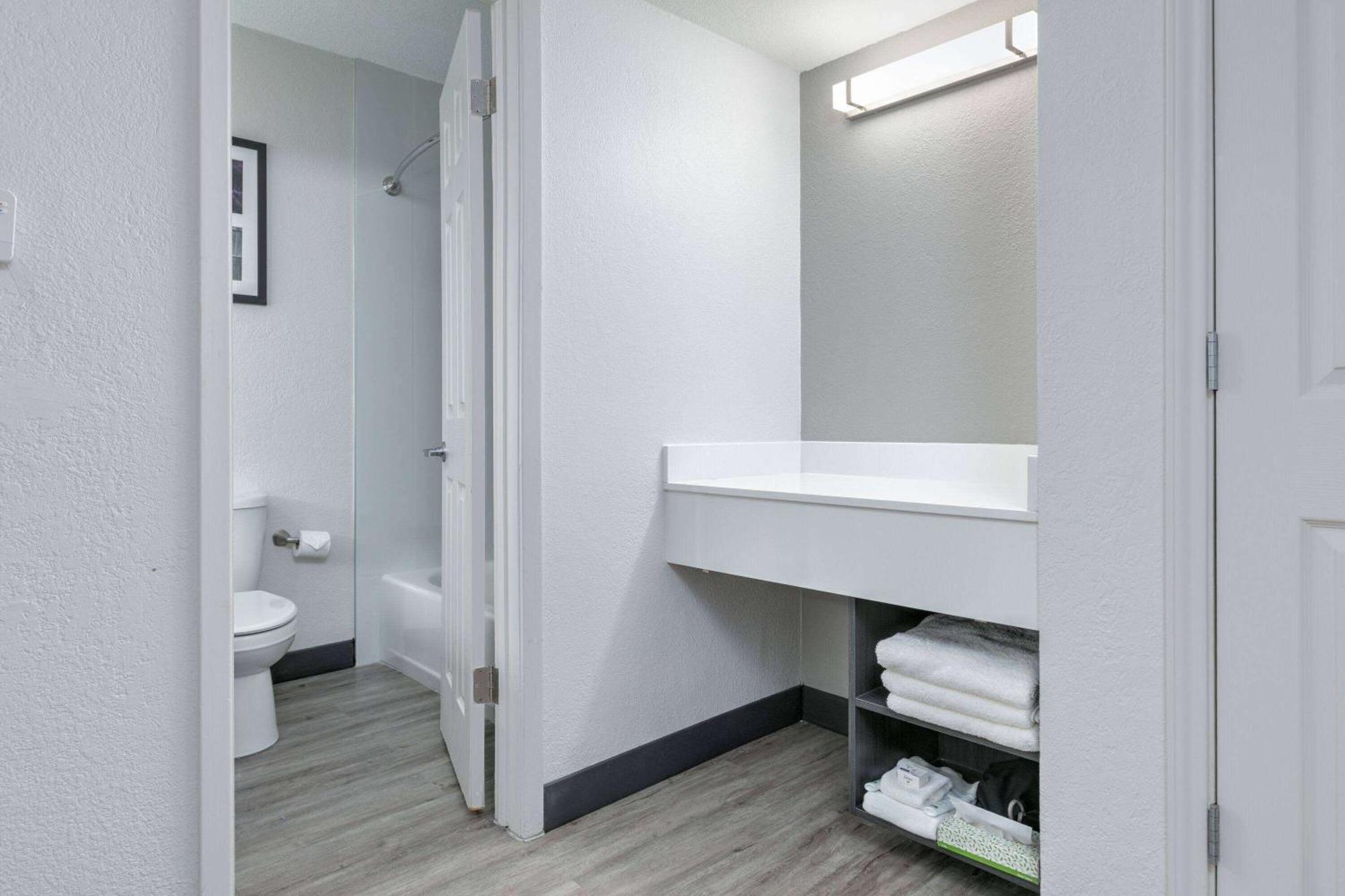 La Quinta Inn By Wyndham Dallas Uptown Bagian luar foto