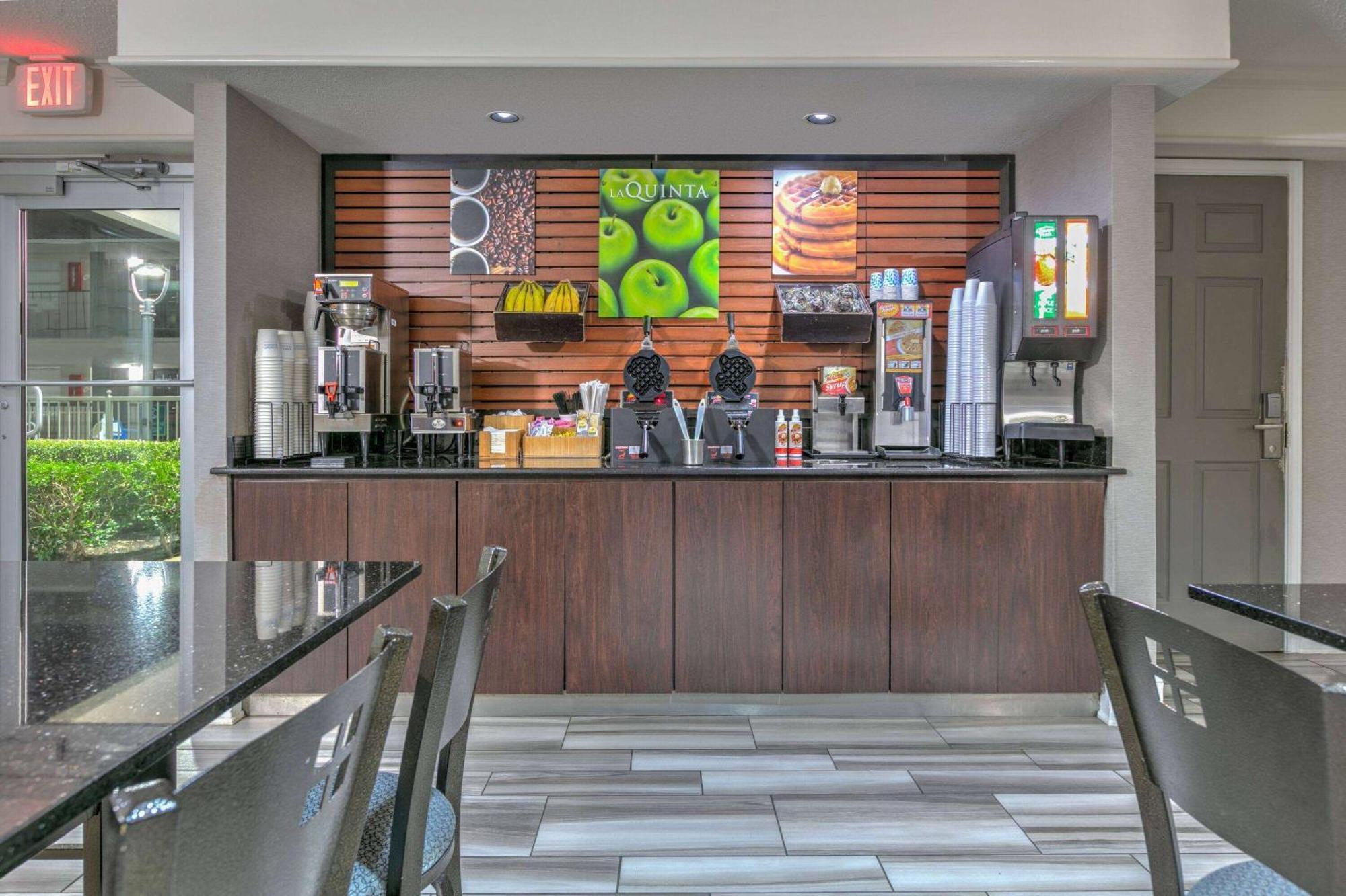 La Quinta Inn By Wyndham Dallas Uptown Bagian luar foto