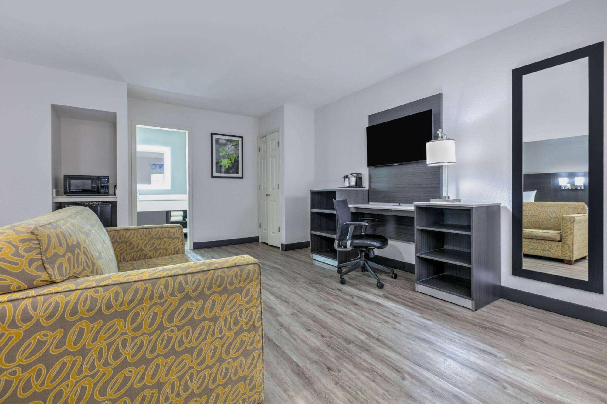 La Quinta Inn By Wyndham Dallas Uptown Bagian luar foto