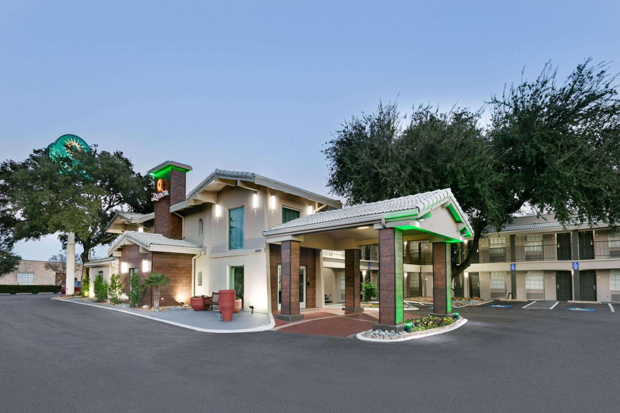 La Quinta Inn By Wyndham Dallas Uptown Bagian luar foto
