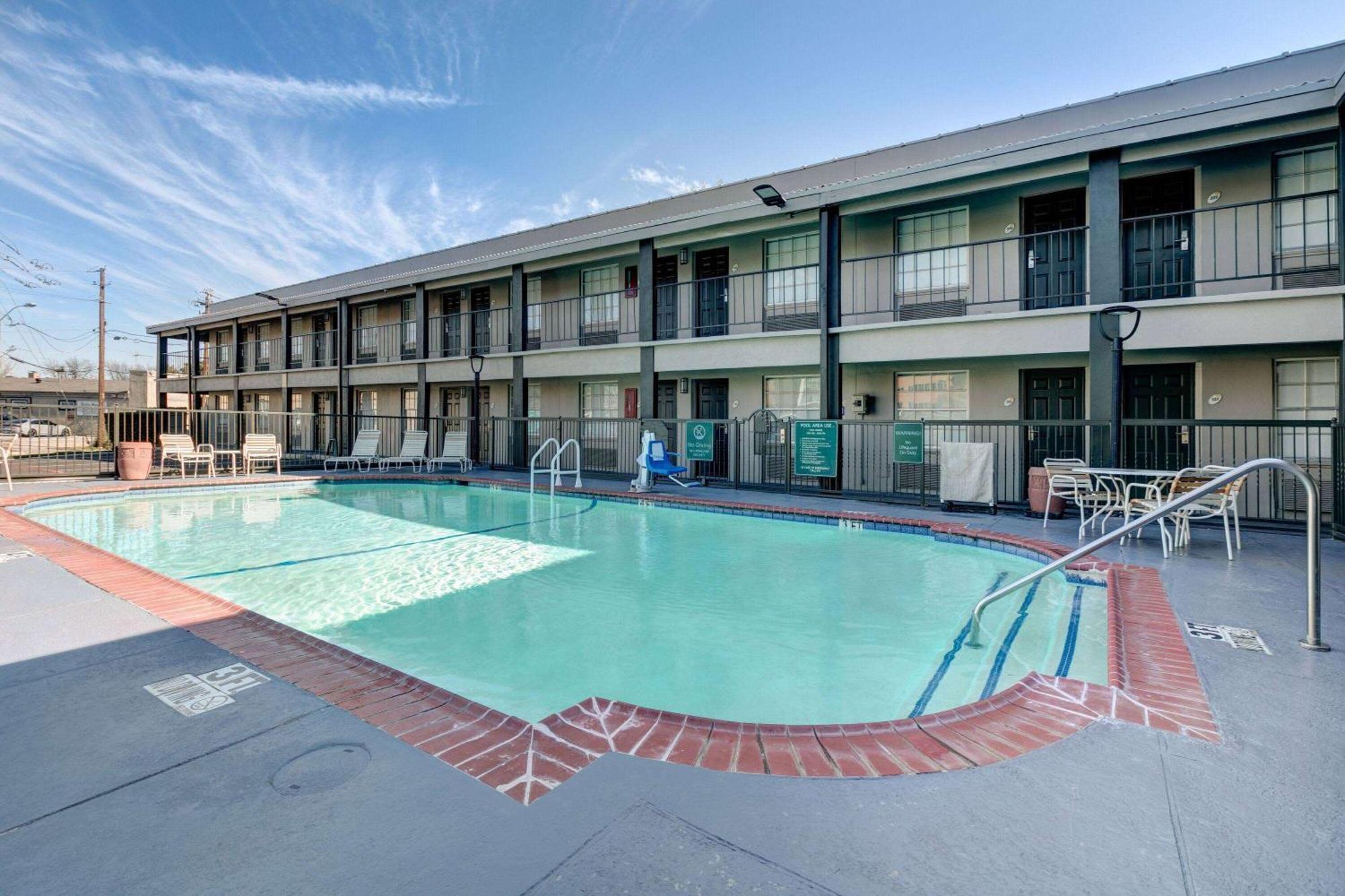 La Quinta Inn By Wyndham Dallas Uptown Bagian luar foto