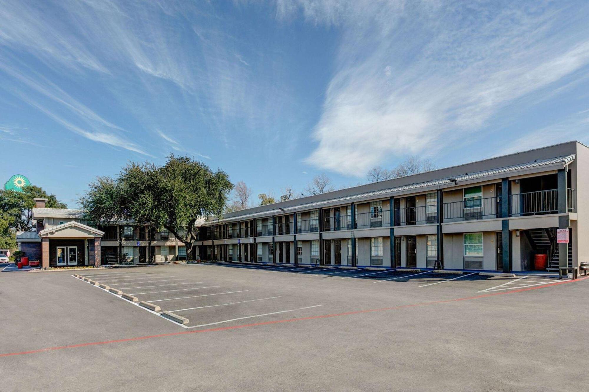 La Quinta Inn By Wyndham Dallas Uptown Bagian luar foto