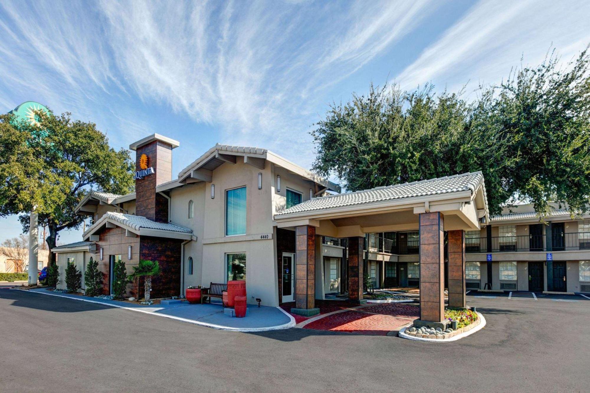 La Quinta Inn By Wyndham Dallas Uptown Bagian luar foto