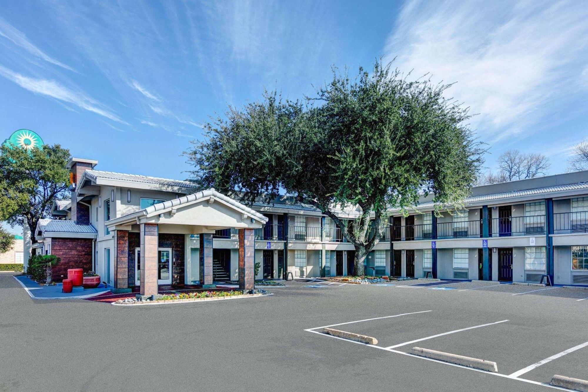 La Quinta Inn By Wyndham Dallas Uptown Bagian luar foto