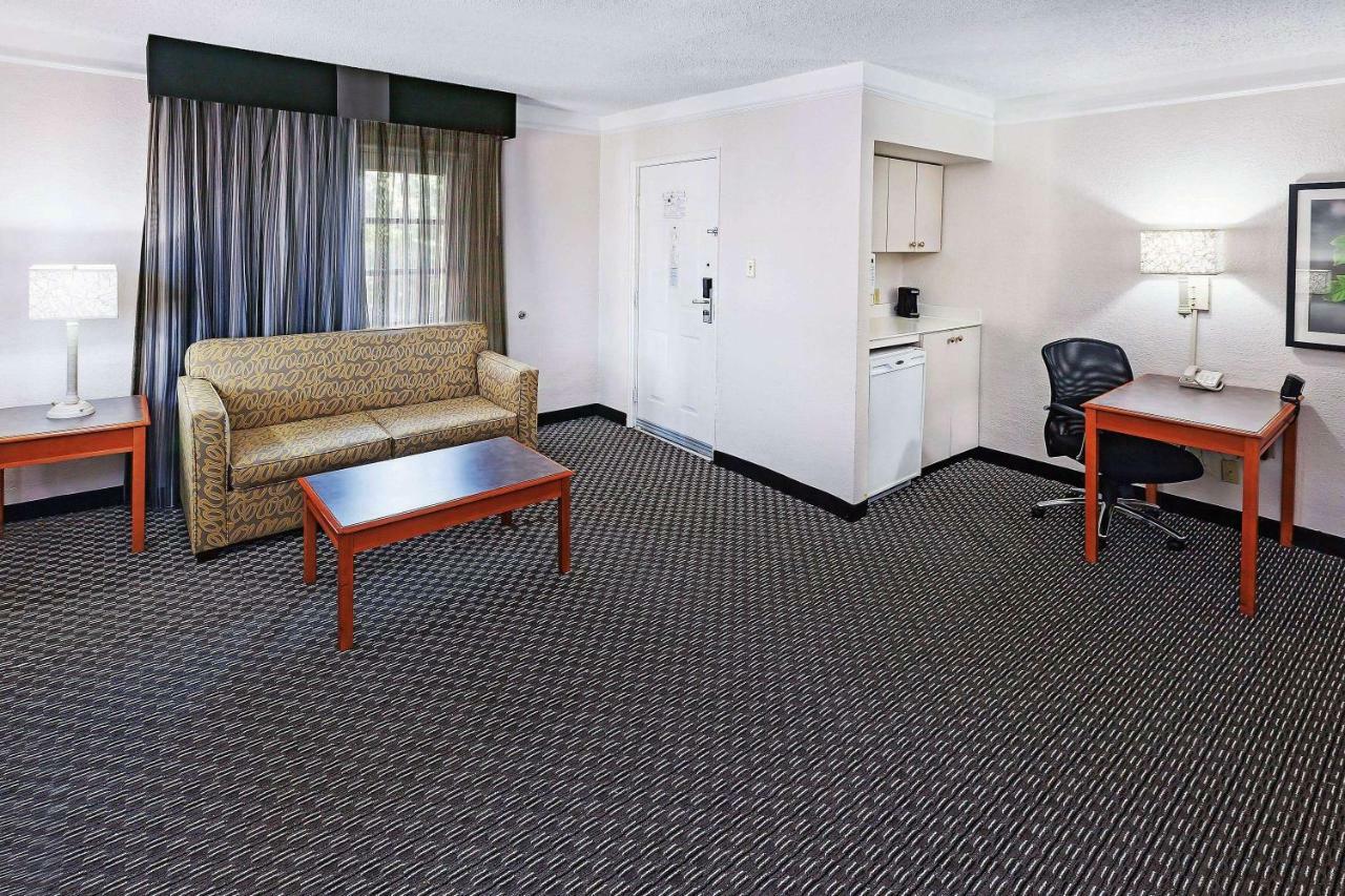 La Quinta Inn By Wyndham Dallas Uptown Bagian luar foto